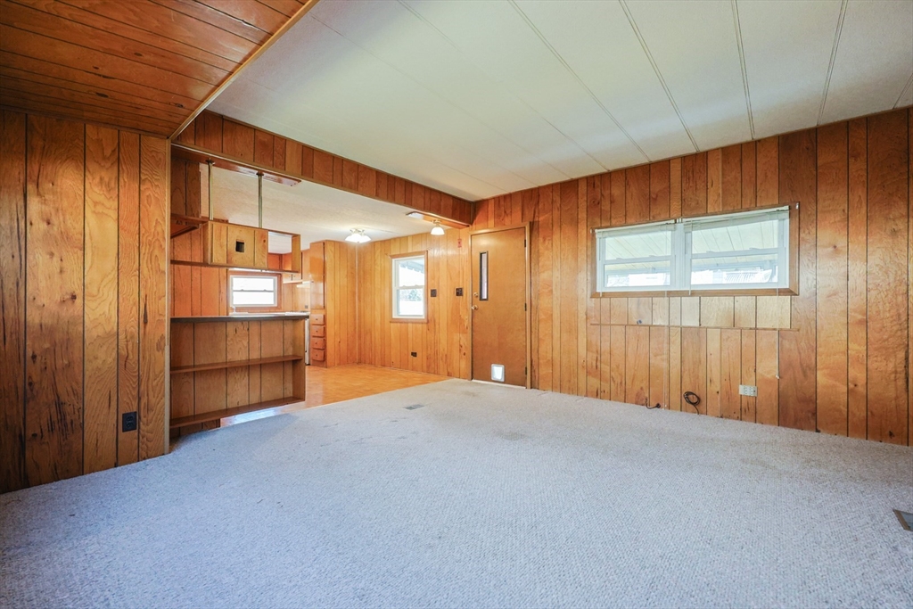 Attleboro, Massachusetts 02703, United States, 2 Bedrooms Bedrooms, ,1 BathroomBathrooms,Residential,Active,245051