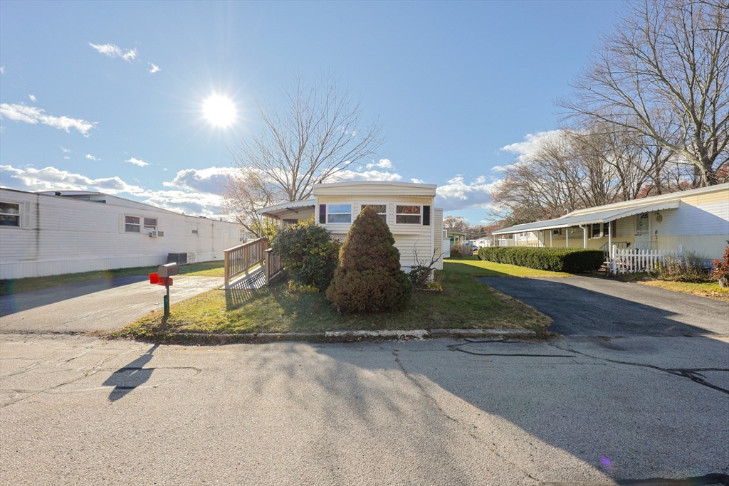 Attleboro, Massachusetts 02703, United States, 2 Bedrooms Bedrooms, ,1 BathroomBathrooms,Residential,Active,245051