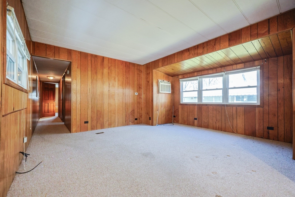 Attleboro, Massachusetts 02703, United States, 2 Bedrooms Bedrooms, ,1 BathroomBathrooms,Residential,Active,245051