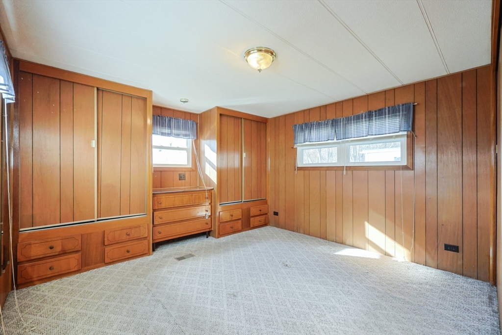 Attleboro, Massachusetts 02703, United States, 2 Bedrooms Bedrooms, ,1 BathroomBathrooms,Residential,Active,245051