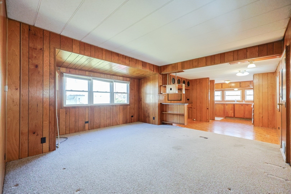 Attleboro, Massachusetts 02703, United States, 2 Bedrooms Bedrooms, ,1 BathroomBathrooms,Residential,Active,245051