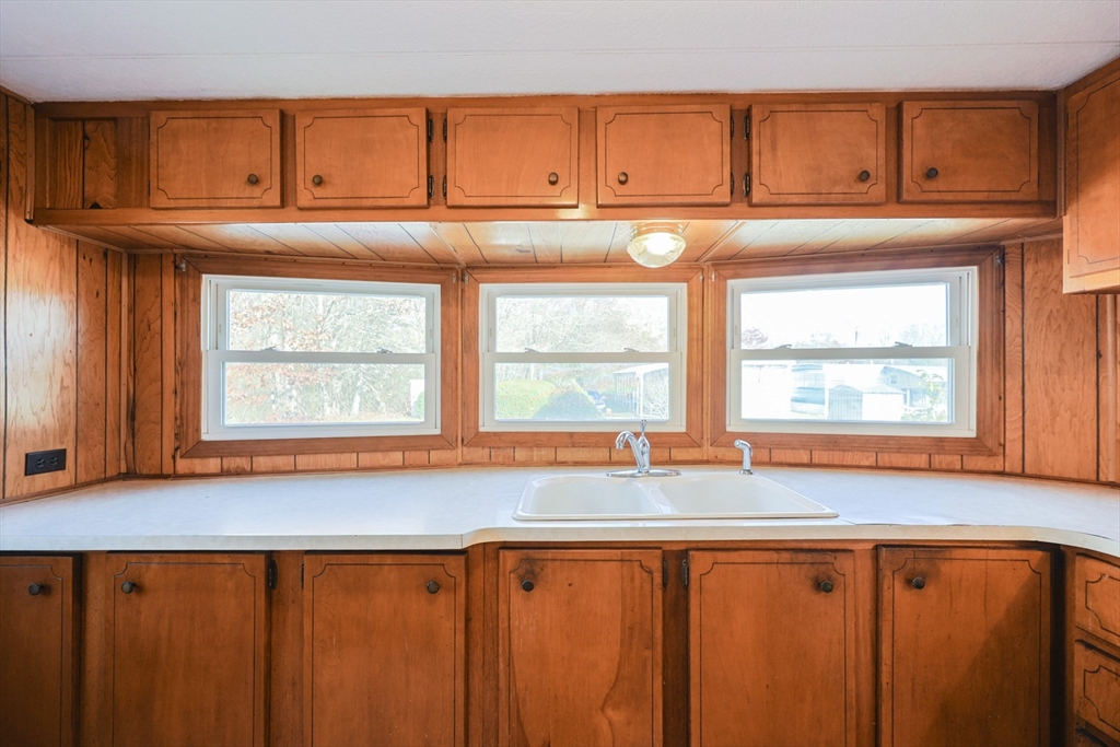 Attleboro, Massachusetts 02703, United States, 2 Bedrooms Bedrooms, ,1 BathroomBathrooms,Residential,Active,245051