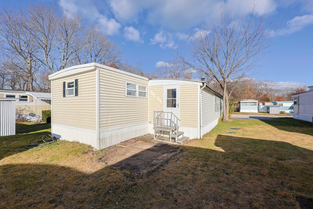 Attleboro, Massachusetts 02703, United States, 2 Bedrooms Bedrooms, ,1 BathroomBathrooms,Residential,Active,245051