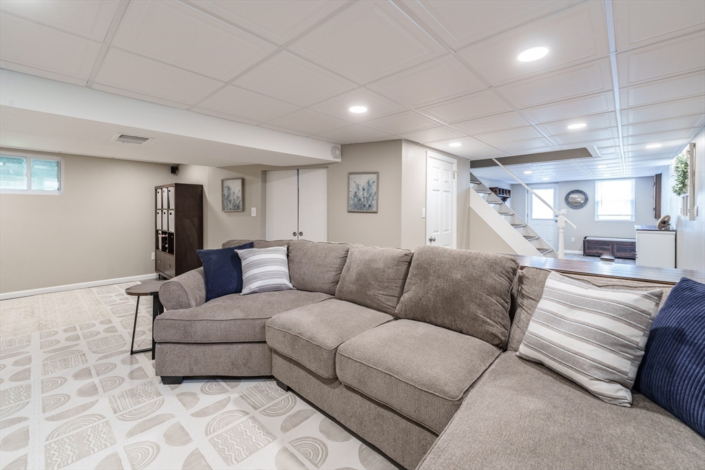 81 Laurence Dr
