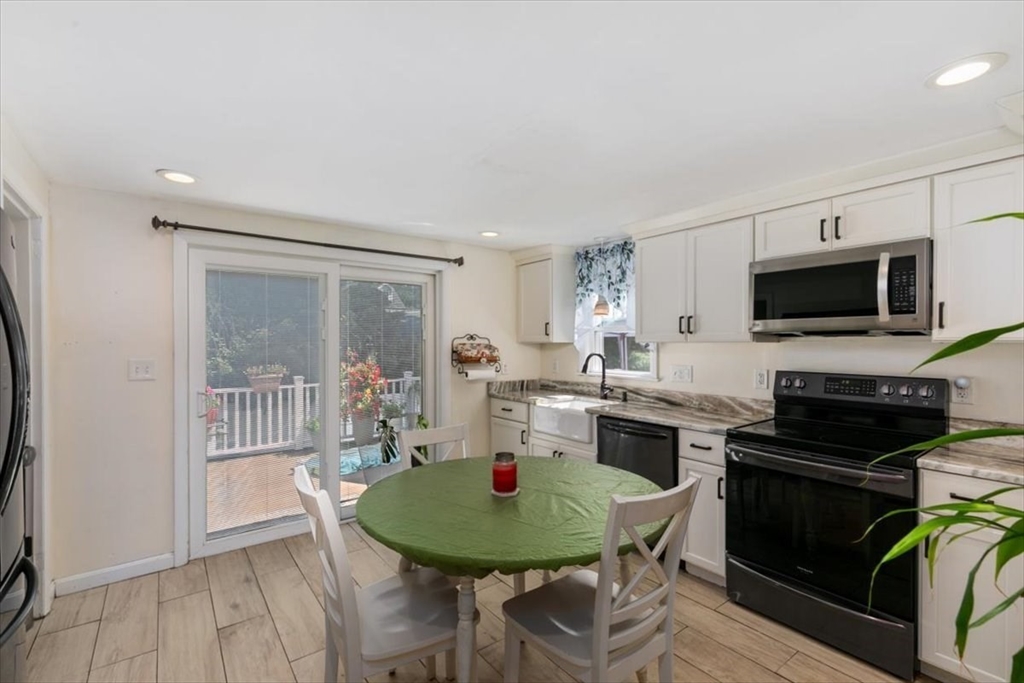 Tewksbury, Massachusetts 01876, United States, 2 Bedrooms Bedrooms, ,1 BathroomBathrooms,Residential,Pending,205255