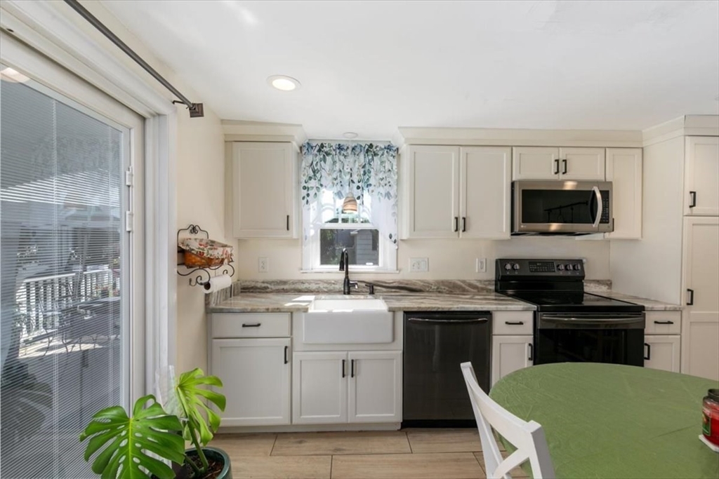 Tewksbury, Massachusetts 01876, United States, 2 Bedrooms Bedrooms, ,1 BathroomBathrooms,Residential,Pending,205255