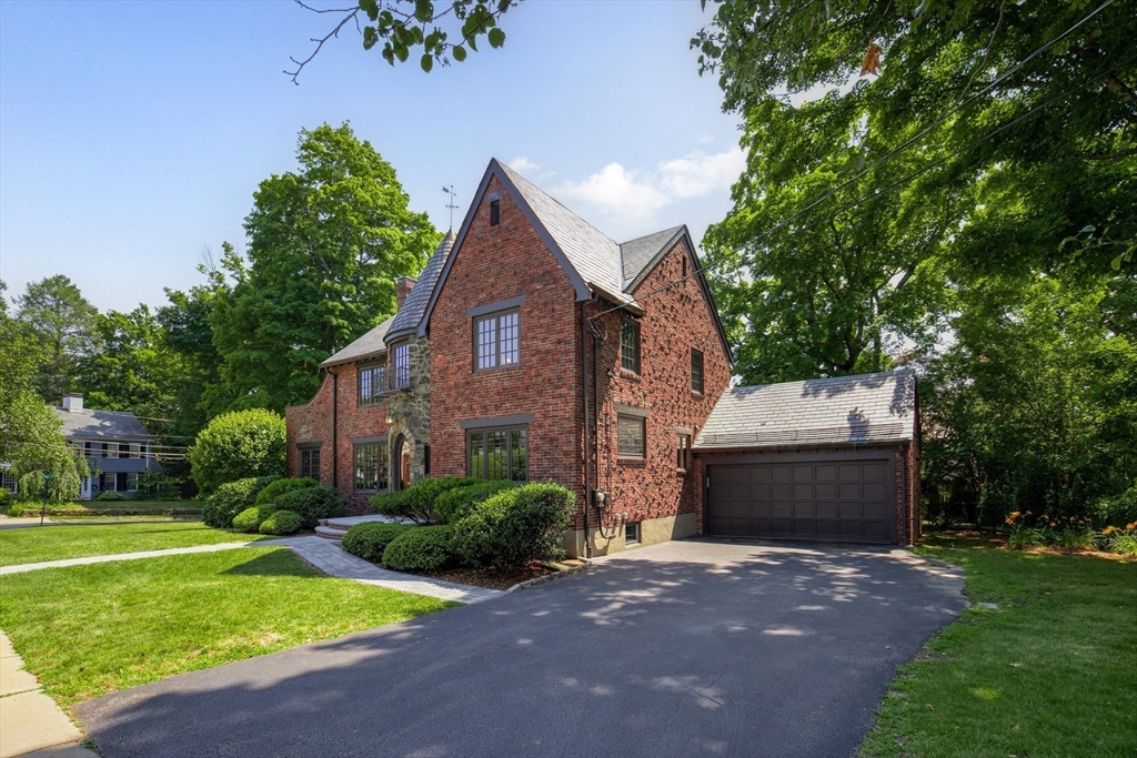 8 Bruce Ln