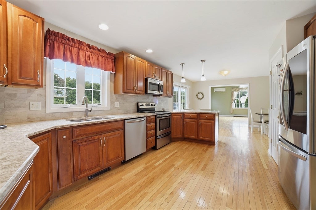 10 Roberts Rd, Dudley, MA, 10 Roberts Rd, Dudley, MA Photo #4