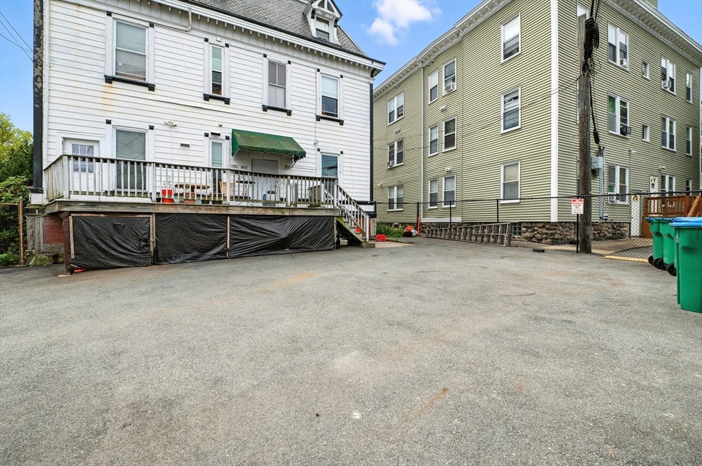 121 N Common