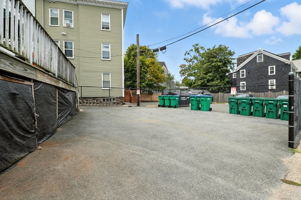 121 N Common