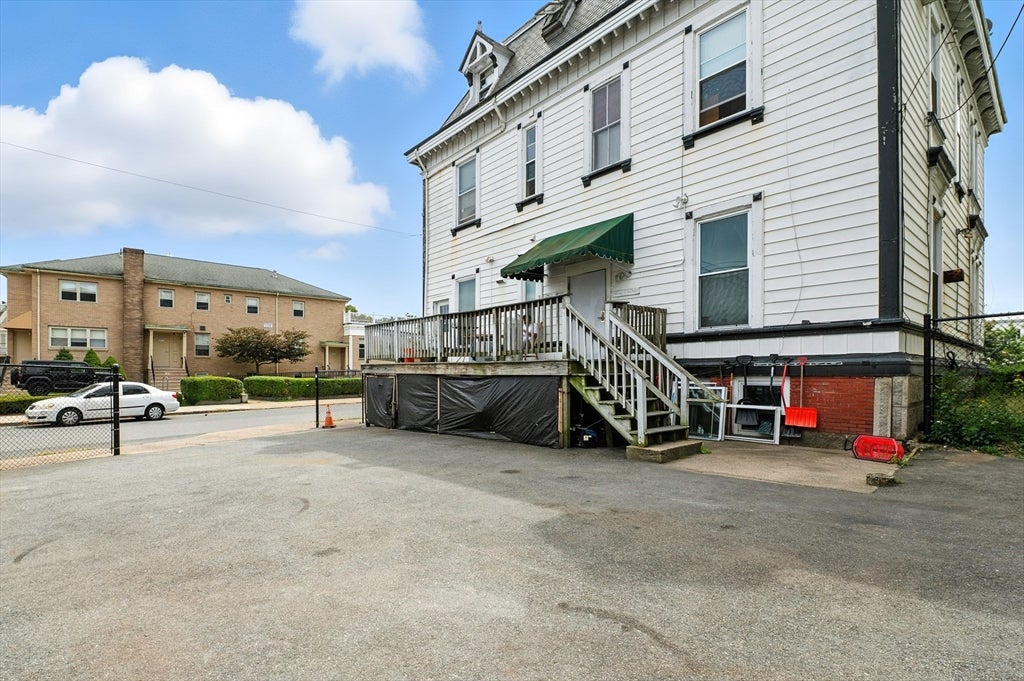 121 N Common