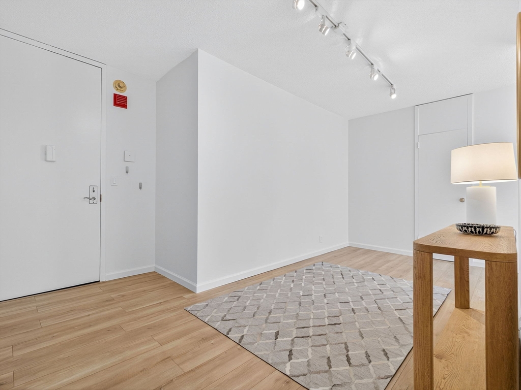 65 East India Row 6F