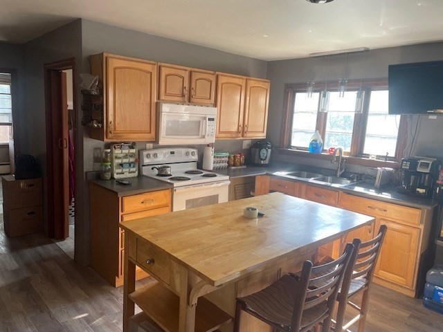 2 Lakeside Dr
