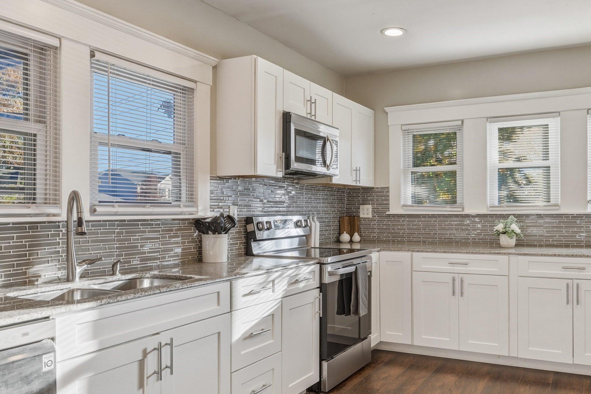 Photo of 1502 Bay St, Springfield, MA
