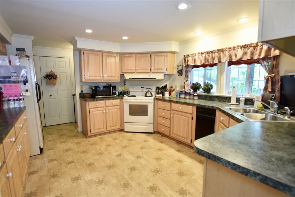 12 Trailwood Dr, Bridgewater, MA, 12 Trailwood Dr, Bridgewater, MA Photo #10
