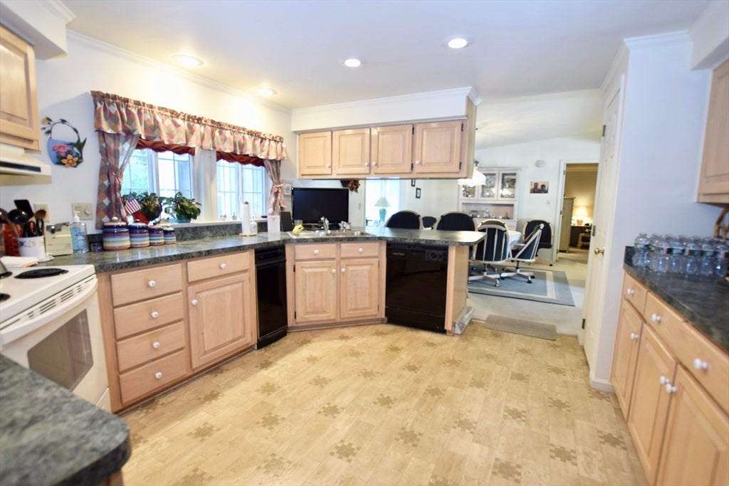 12 Trailwood Dr, Bridgewater, MA, 12 Trailwood Dr, Bridgewater, MA Photo #14
