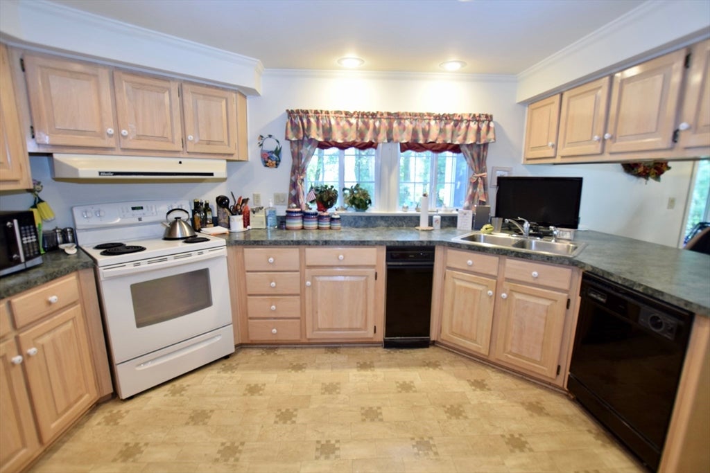 12 Trailwood Dr, Bridgewater, MA, 12 Trailwood Dr, Bridgewater, MA Photo #11