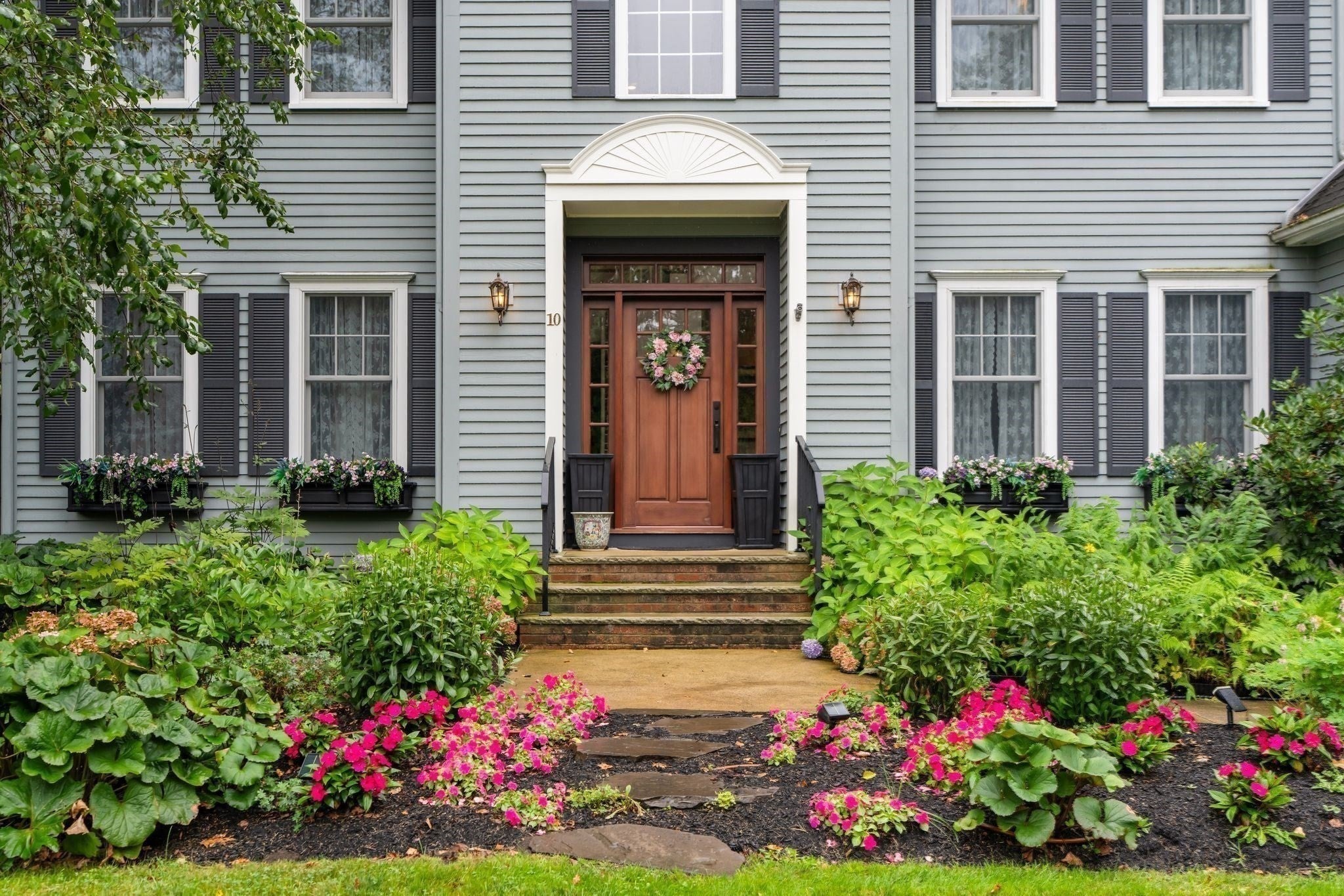 10 Holly Lane