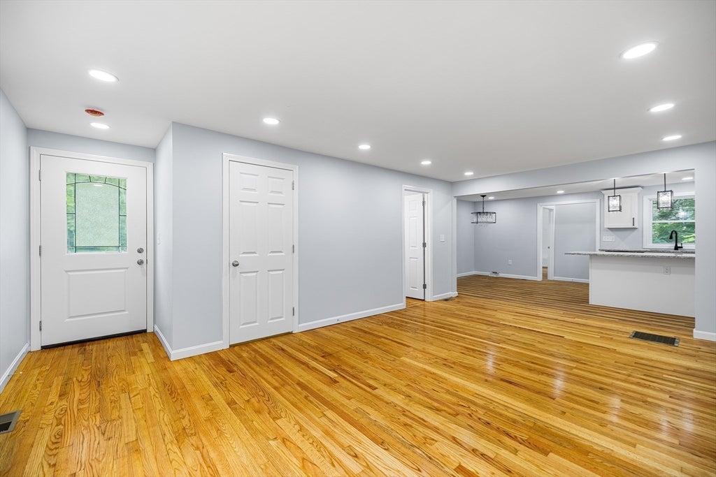 211 Bonnie Brae Dr, West Springfield, MA Photo #4