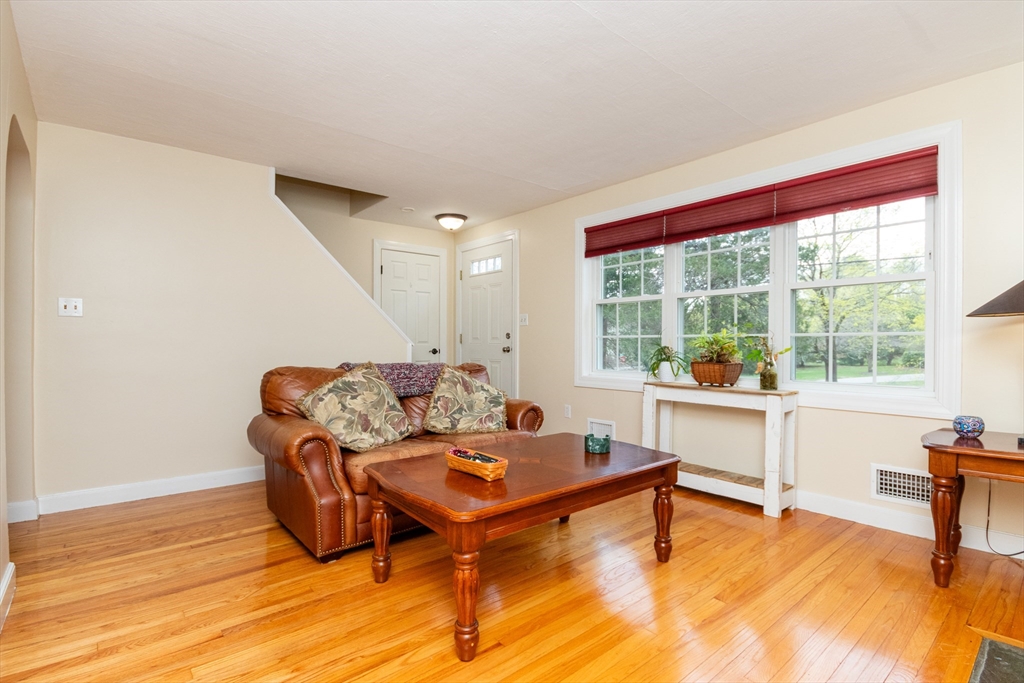 Franklin, Massachusetts 02038, United States, 4 Bedrooms Bedrooms, ,1 BathroomBathrooms,Residential,Pending,121339