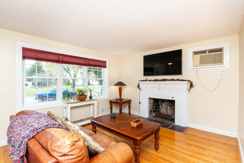 1 Conlyn Ave