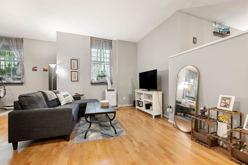 350 W 4th St 103