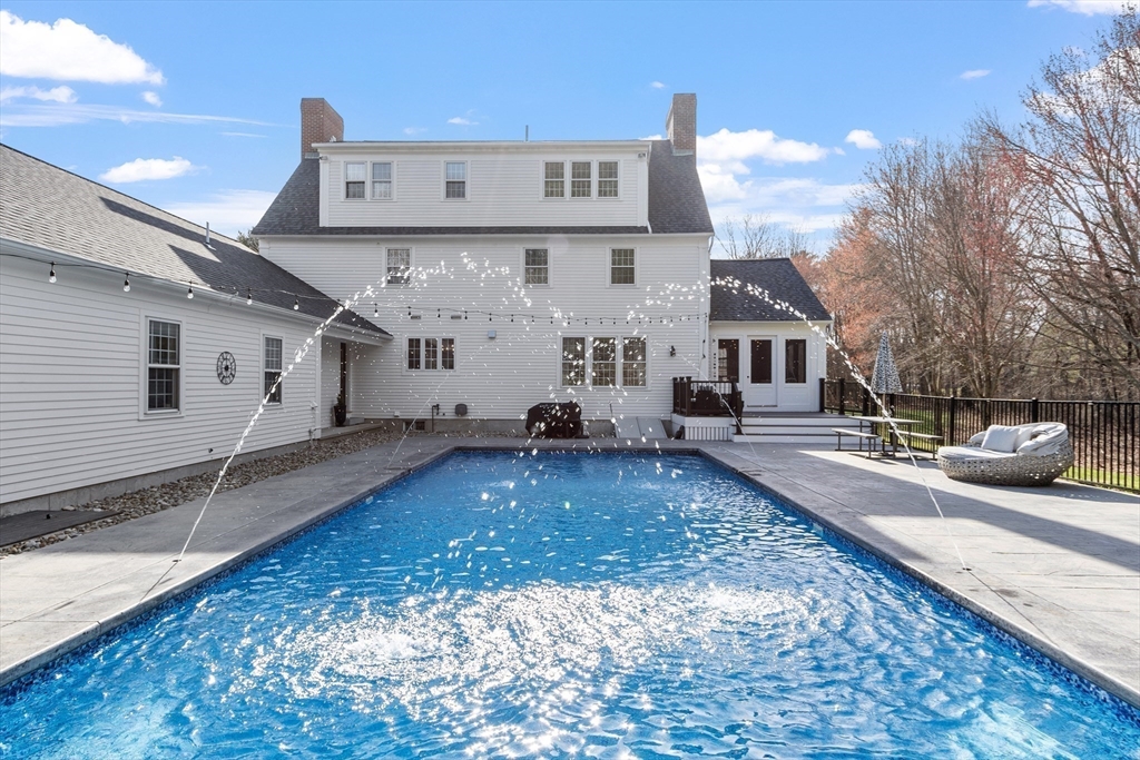 4 Millbrook Ln
