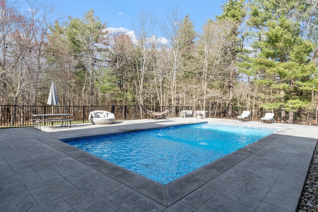 4 Millbrook Ln
