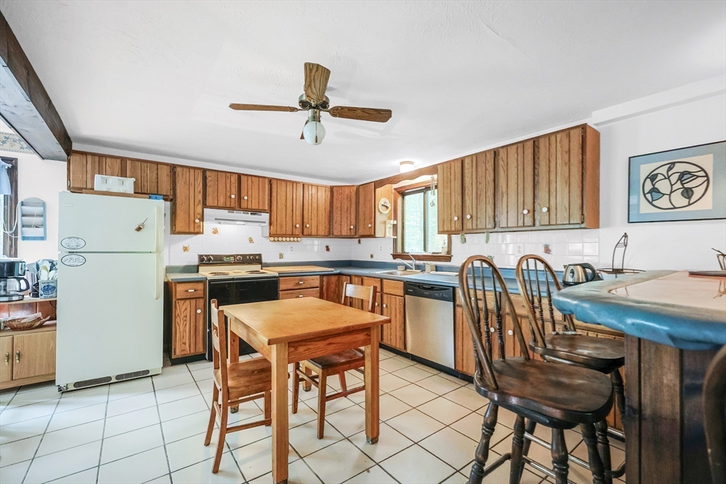 Nottingham, New Hampshire 03290, United States, 4 Bedrooms Bedrooms, ,2 BathroomsBathrooms,Residential,Pending,132182