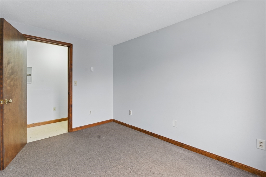 Warren, Massachusetts 01083, United States, 2 Bedrooms Bedrooms, ,1 BathroomBathrooms,Residential,Active,98272