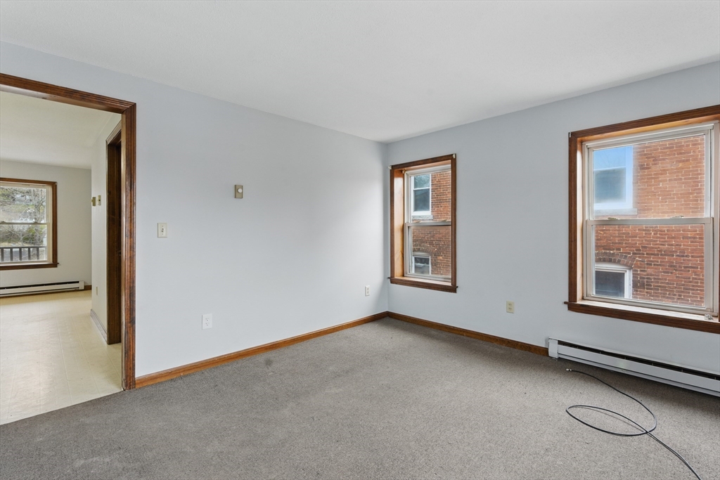 Warren, Massachusetts 01083, United States, 2 Bedrooms Bedrooms, ,1 BathroomBathrooms,Residential,Active,98272