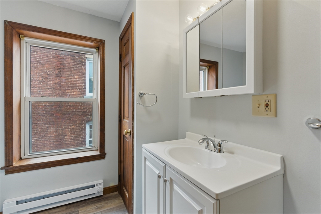 Warren, Massachusetts 01083, United States, 2 Bedrooms Bedrooms, ,1 BathroomBathrooms,Residential,Active,98272