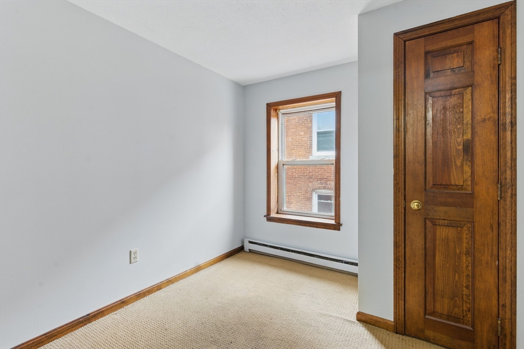 Warren, Massachusetts 01083, United States, 2 Bedrooms Bedrooms, ,1 BathroomBathrooms,Residential,Active,98272