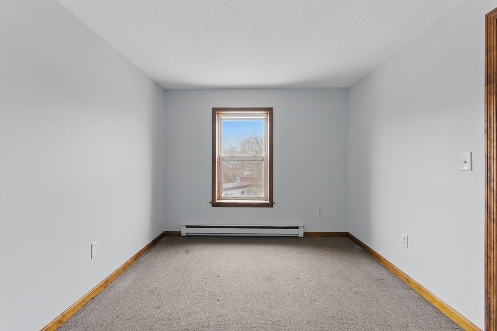 Warren, Massachusetts 01083, United States, 2 Bedrooms Bedrooms, ,1 BathroomBathrooms,Residential,Active,98272