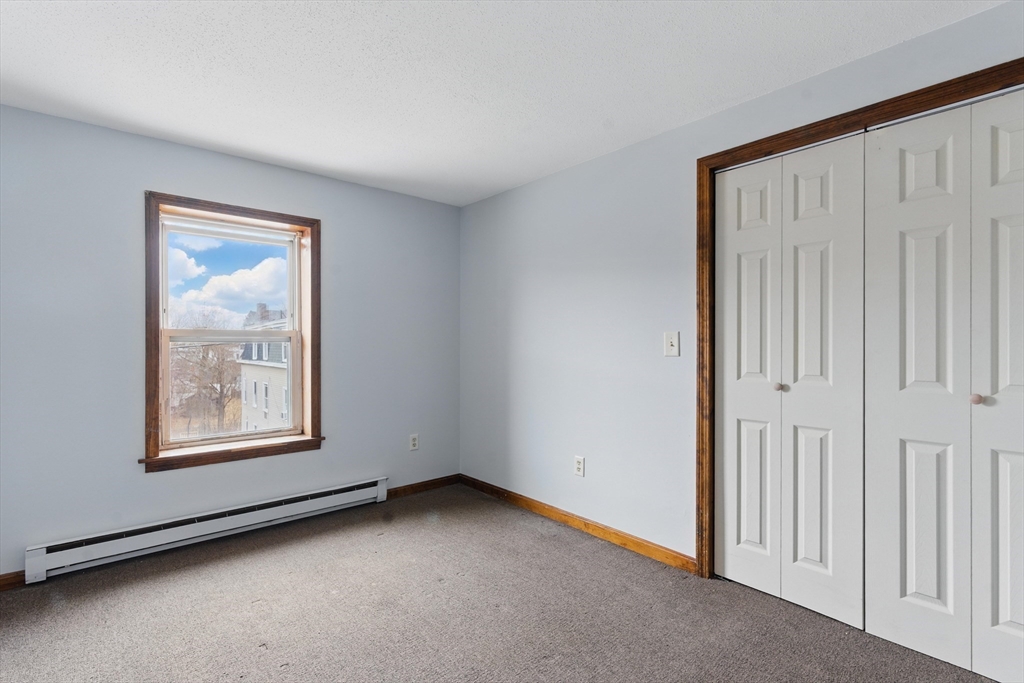 Warren, Massachusetts 01083, United States, 2 Bedrooms Bedrooms, ,1 BathroomBathrooms,Residential,Active,98272