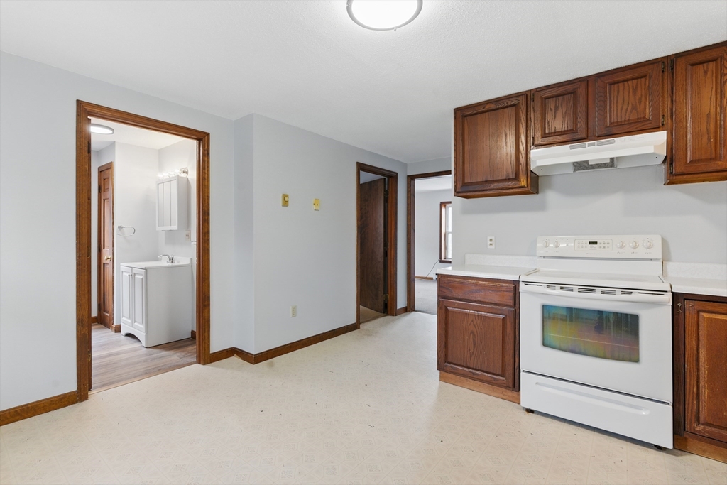 Warren, Massachusetts 01083, United States, 2 Bedrooms Bedrooms, ,1 BathroomBathrooms,Residential,Active,98272