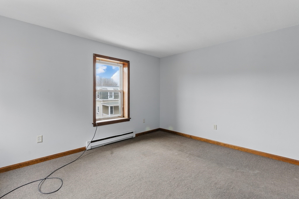 Warren, Massachusetts 01083, United States, 2 Bedrooms Bedrooms, ,1 BathroomBathrooms,Residential,Active,98272