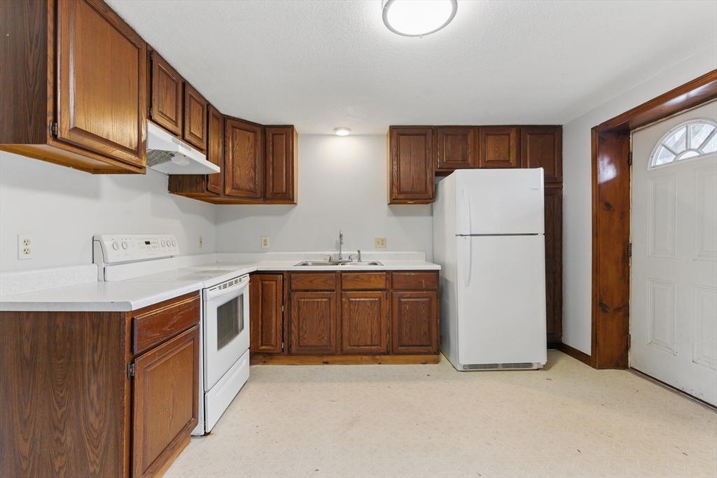 Warren, Massachusetts 01083, United States, 2 Bedrooms Bedrooms, ,1 BathroomBathrooms,Residential,Active,98272