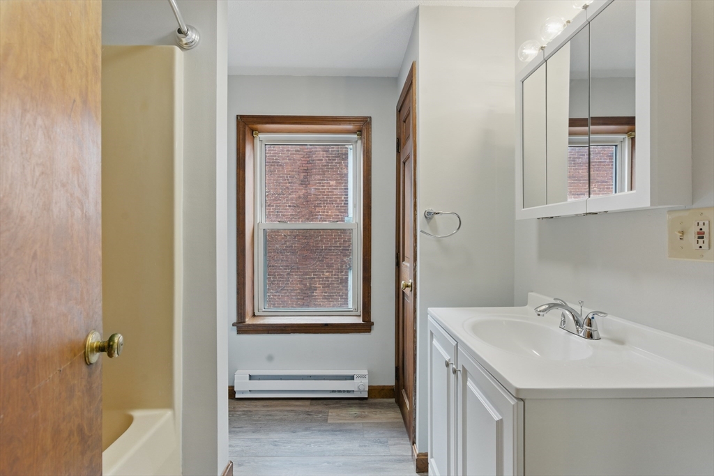 Warren, Massachusetts 01083, United States, 2 Bedrooms Bedrooms, ,1 BathroomBathrooms,Residential,Active,98272