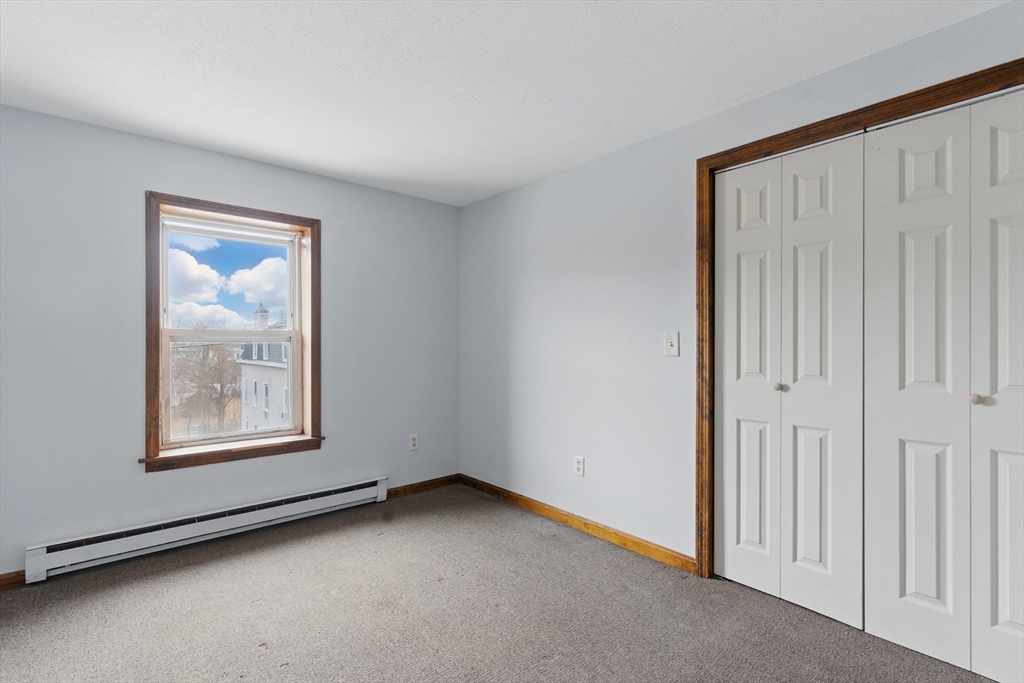 Warren, Massachusetts 01083, United States, 2 Bedrooms Bedrooms, ,1 BathroomBathrooms,Residential,Active,98272