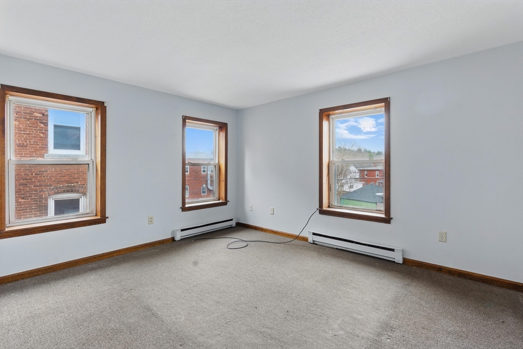 Warren, Massachusetts 01083, United States, 2 Bedrooms Bedrooms, ,1 BathroomBathrooms,Residential,Active,98272