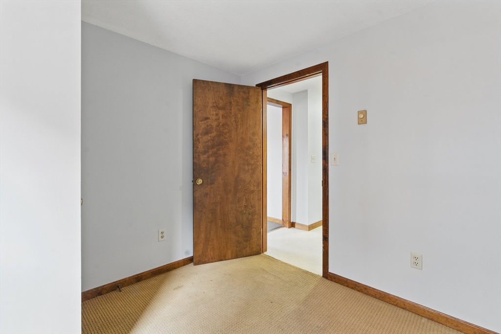 Warren, Massachusetts 01083, United States, 2 Bedrooms Bedrooms, ,1 BathroomBathrooms,Residential,Active,98272