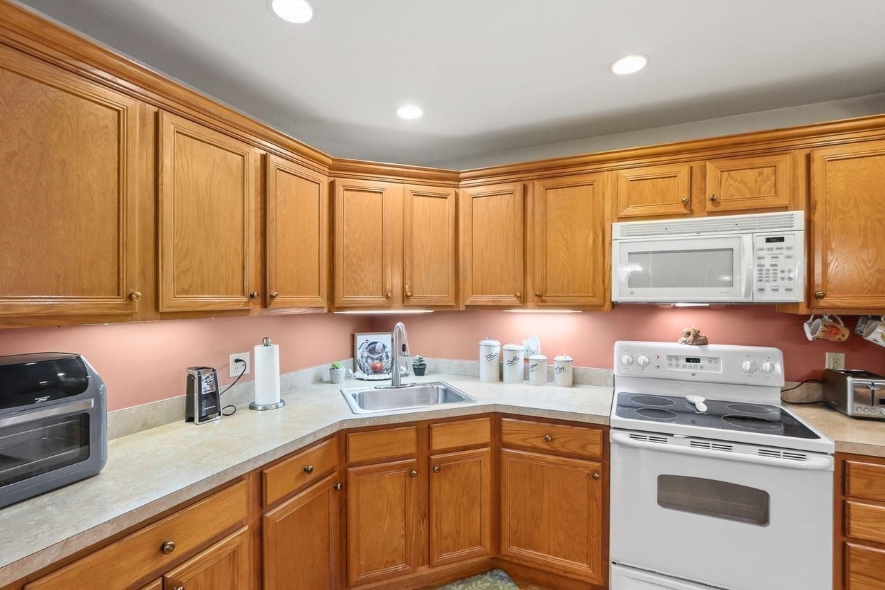 7 Crescent Way #101, Sturbridge, MA, 7 Crescent Way #101, Sturbridge, MA Photo #10