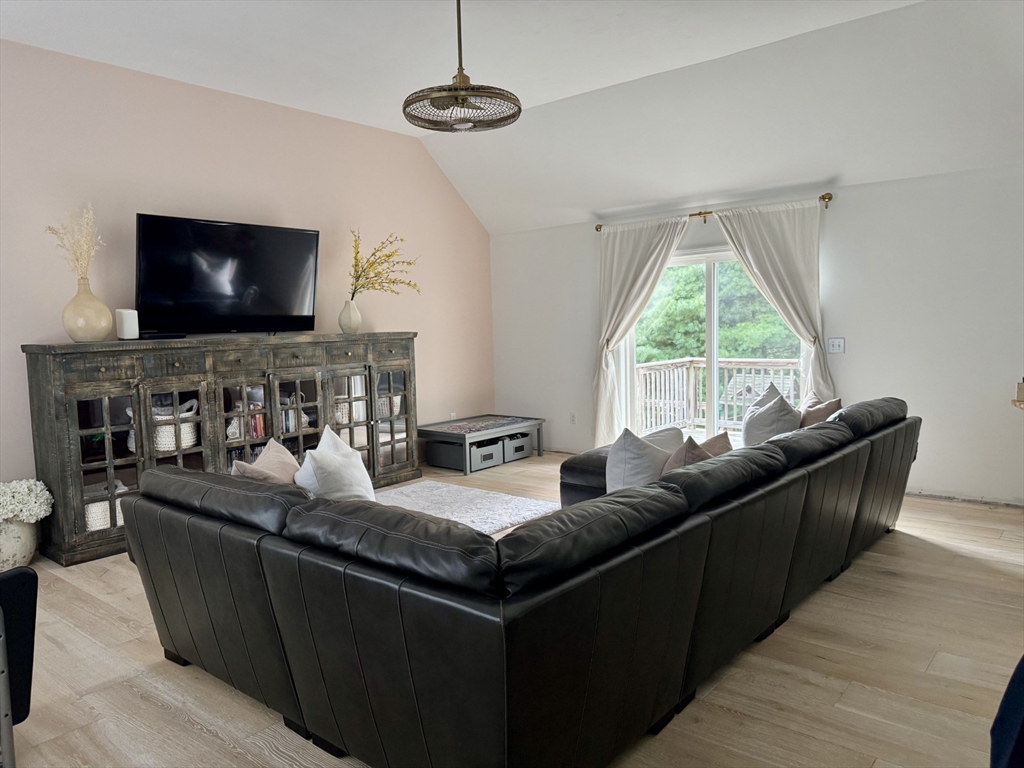 3 Waterford Cir