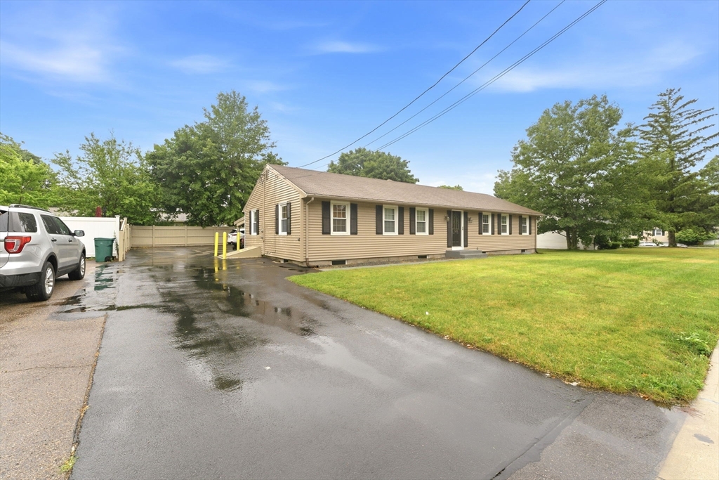 588 Newport Ave