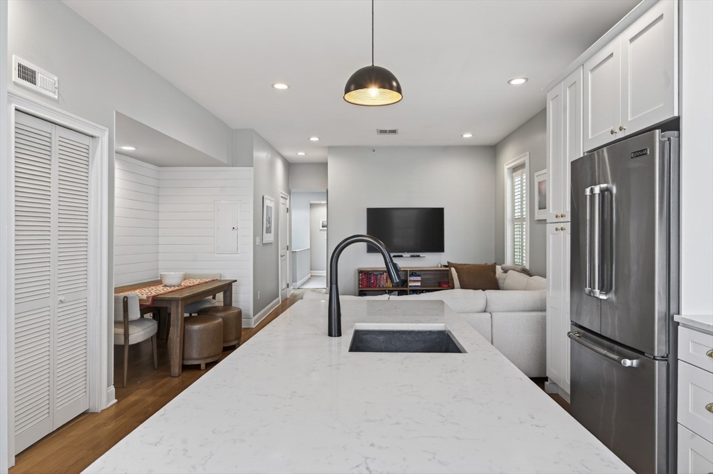 100 Webster St 3