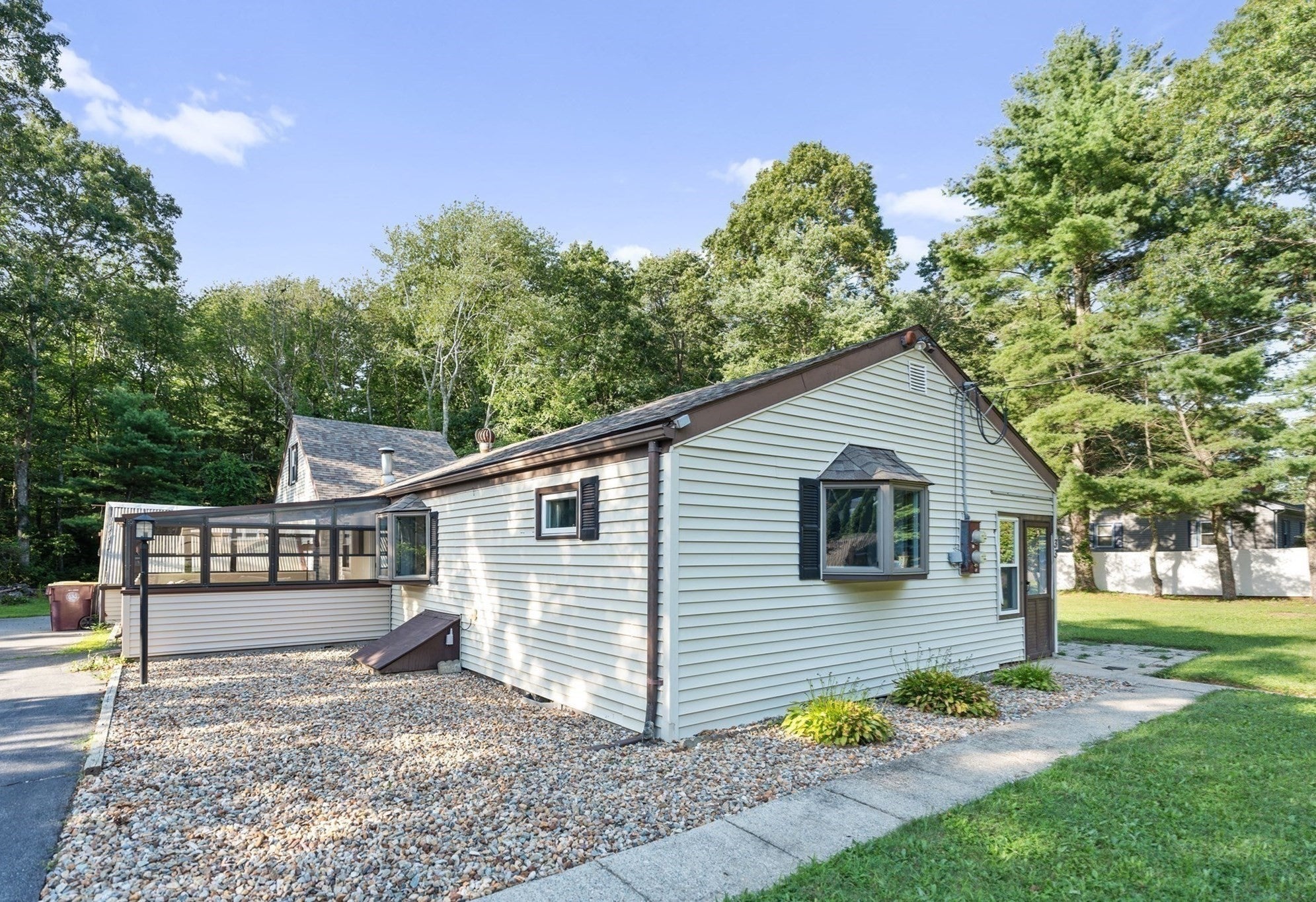 Click for 33 Park Dr, Acushnet, MA slideshow Click for 33 Park Dr, Acushnet, MA slideshow