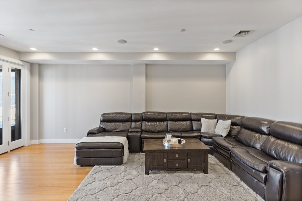 152 Old Colony Ave 15