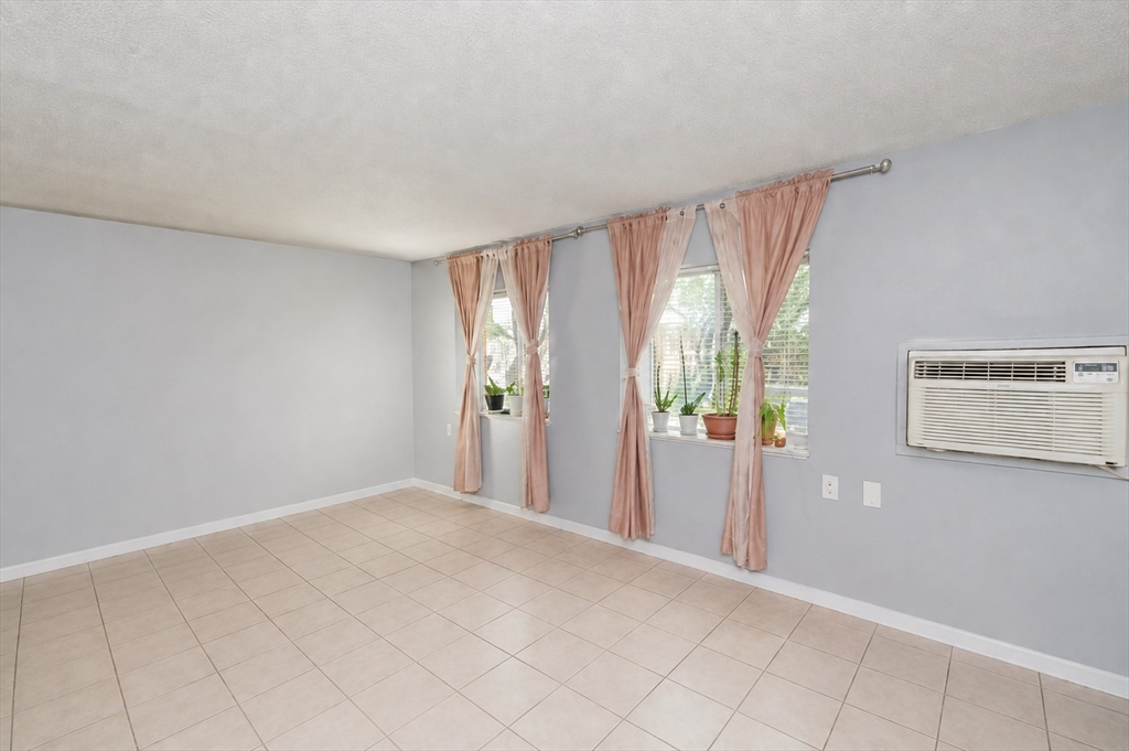 2 Universal St 4