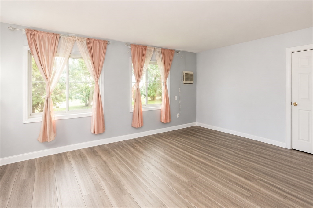 2 Universal St 4